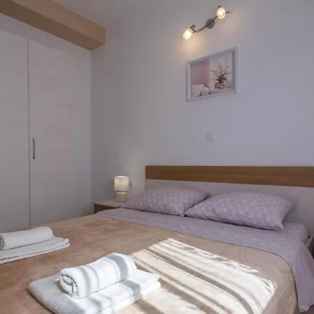 1 Bedroom Lovely In Komarna דירה