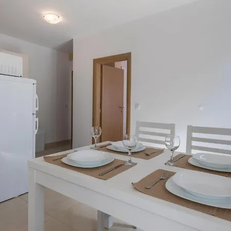 1 Bedroom Lovely In Komarna קלק
