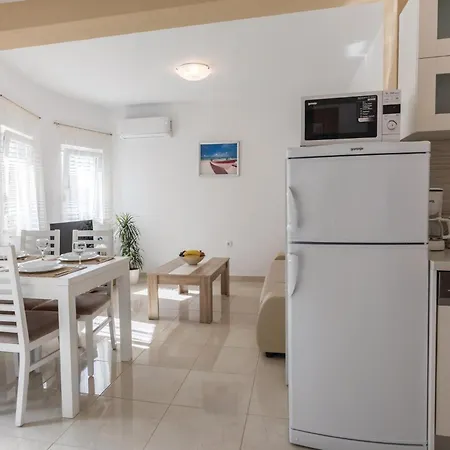 1 Bedroom Lovely In Komarna דירה
