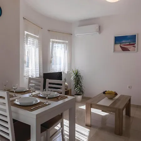 1 Bedroom Lovely In Komarna דירה קלק