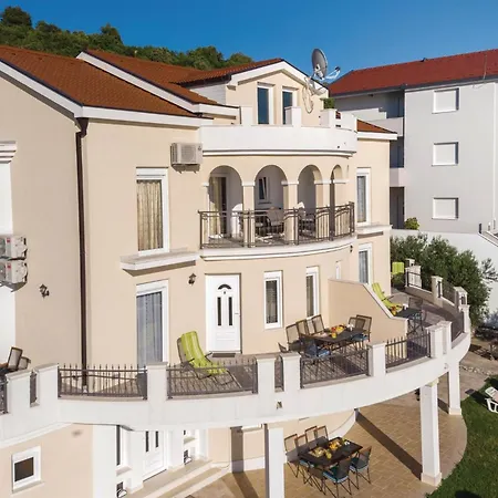1 Bedroom Lovely In Komarna דירה
