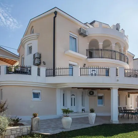 1 Bedroom Lovely In Komarna דירה קלק